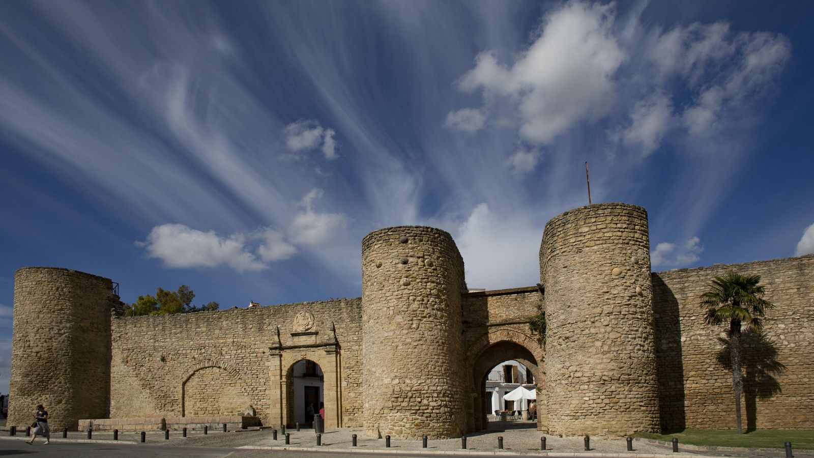 El sistema defensivo de Ronda creció a su alrededor.