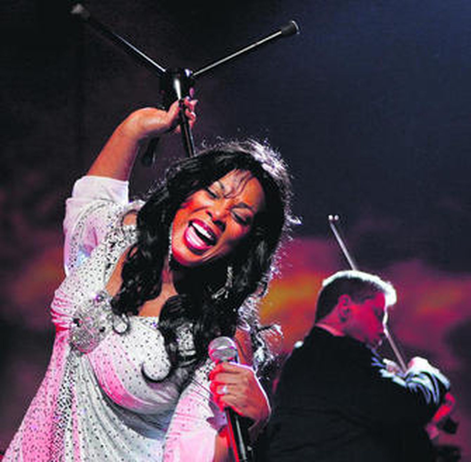 Fotografía de archivo de 2007 de la cantante Donna Summer durante un concierto en Rotterdam.