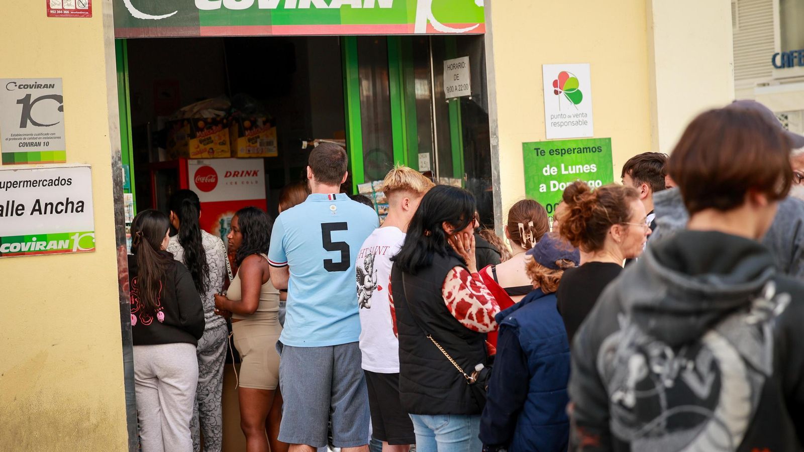 Las imágenes del apagón general en Cádiz: caos en el tráfico, supermercados llenos y tiendas obligadas a cerrar