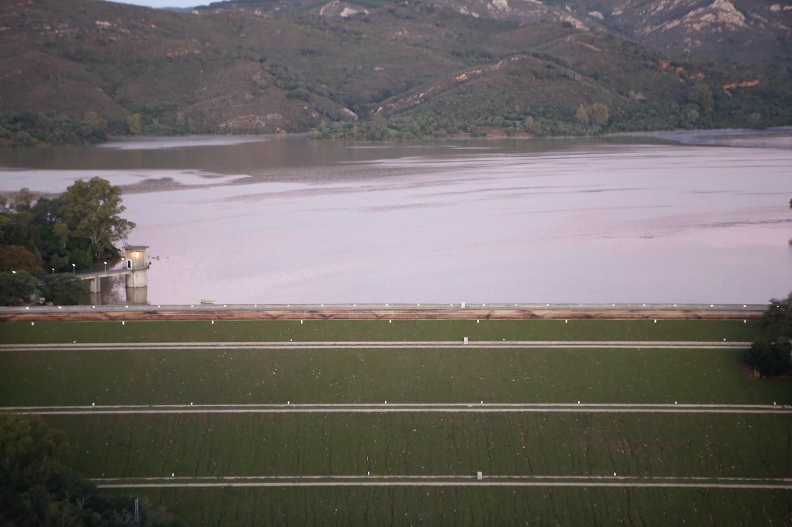 Guadarranque alivia agua tras un temporal excepcional.