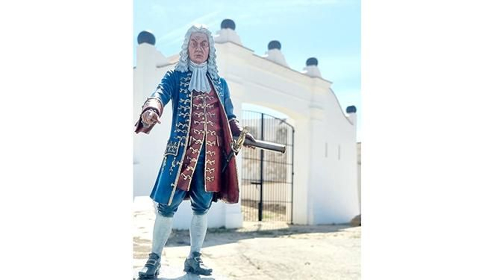 La estatua del marqués de Verboom, en el fuerte de Isla Verde.