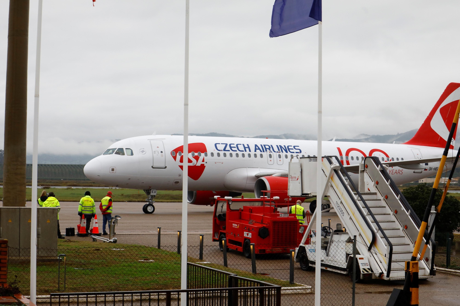 El despegue del el primer vuelo chárter a Europa en el aeropuerto de Córdoba, en imágenes