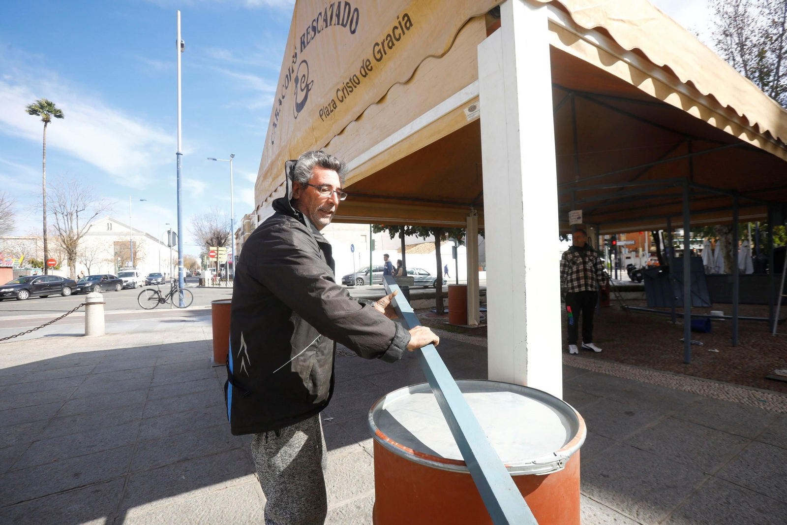 La instalación de los puestos de caracoles de Córdoba, en imágenes