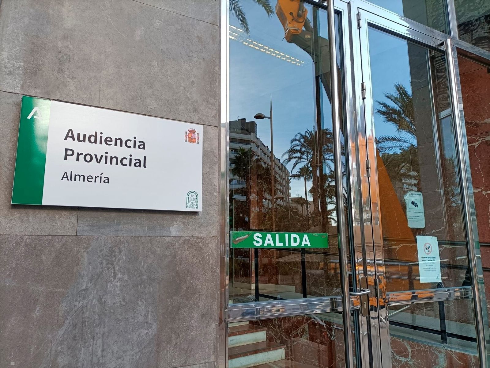 Entrada a la Audicencia Provincial de Almería.