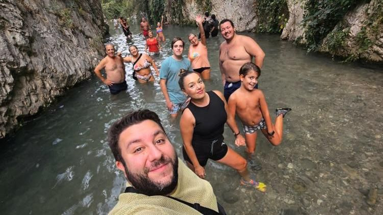 Berna Gómez y su familia durante el día de asueto que pasaron en este paraje natural de Jaén.
