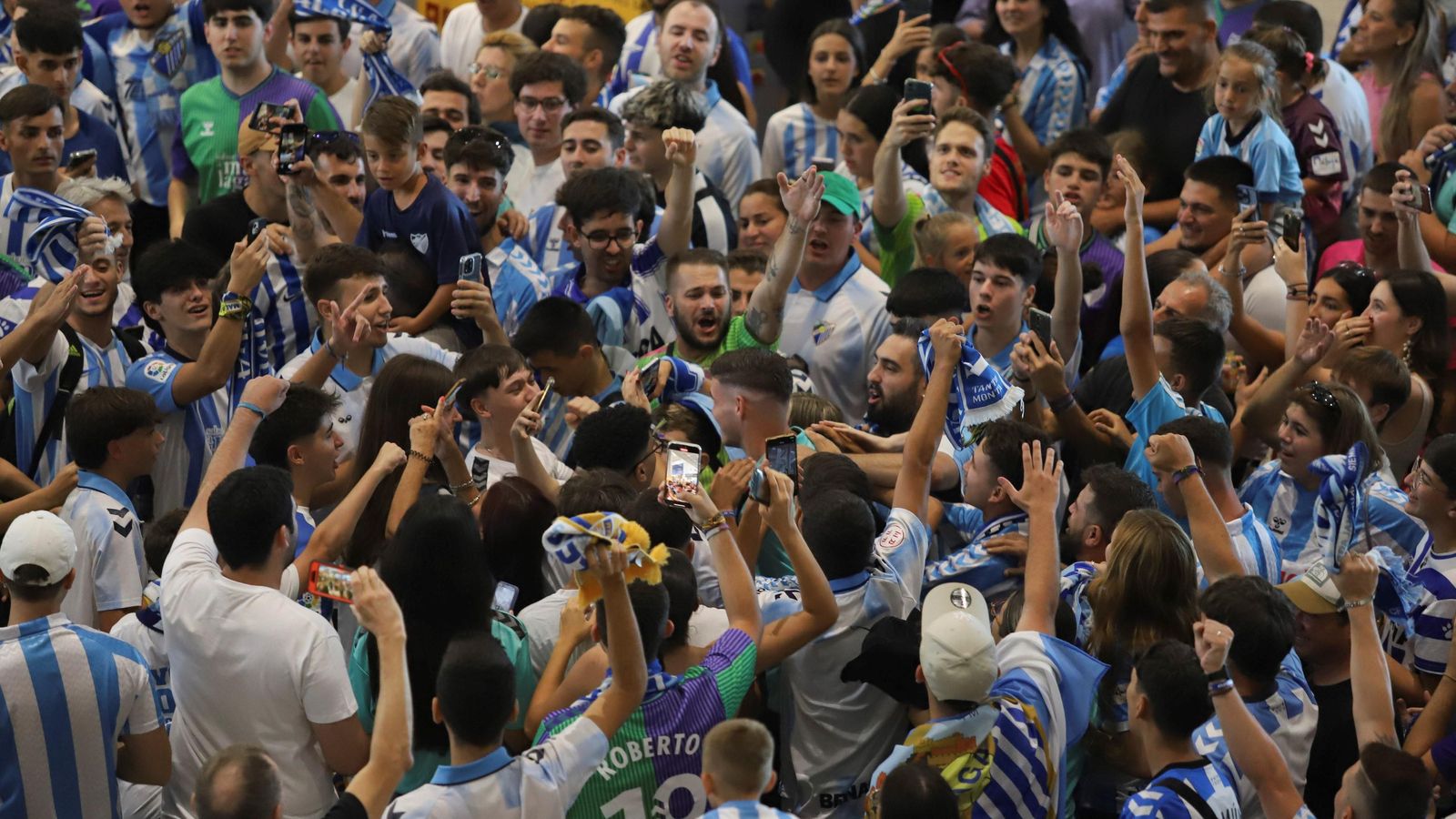Las fotos de la afición despidiendo al Málaga en el aeropuerto antes de ir a Tarragona