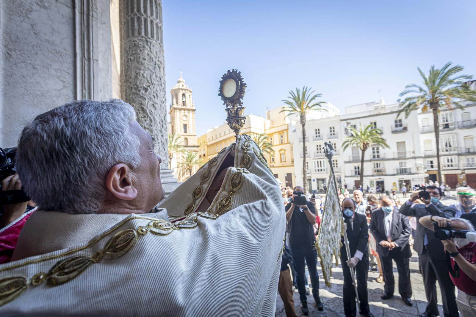 El obispo Rafael Zornoza en la puerta de la Catedral de Cádiz ante la procesión del Corpus.