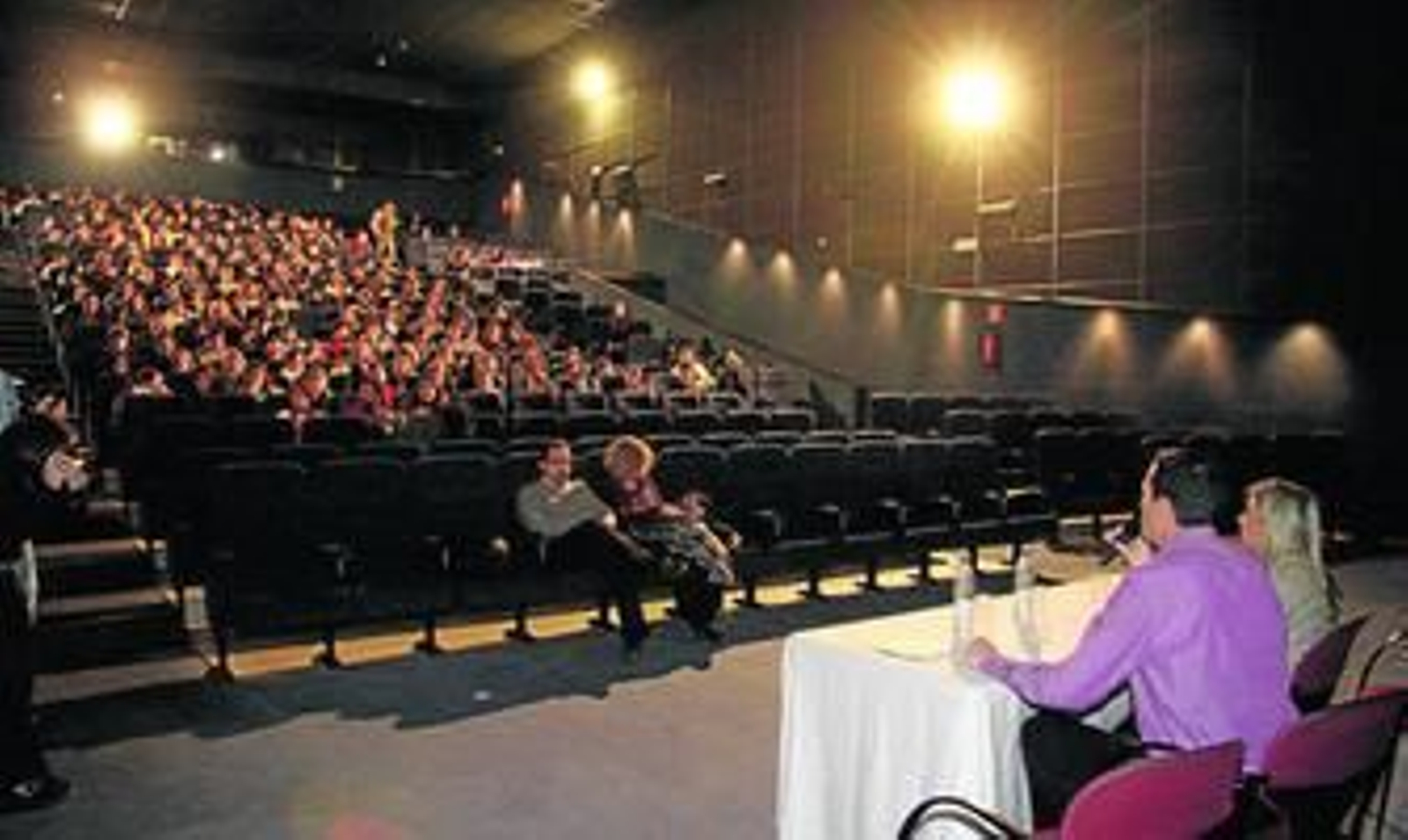 Los alumnos asisten a la presentación del documental 'La vida loca' en los Cines Nervión Plaza.