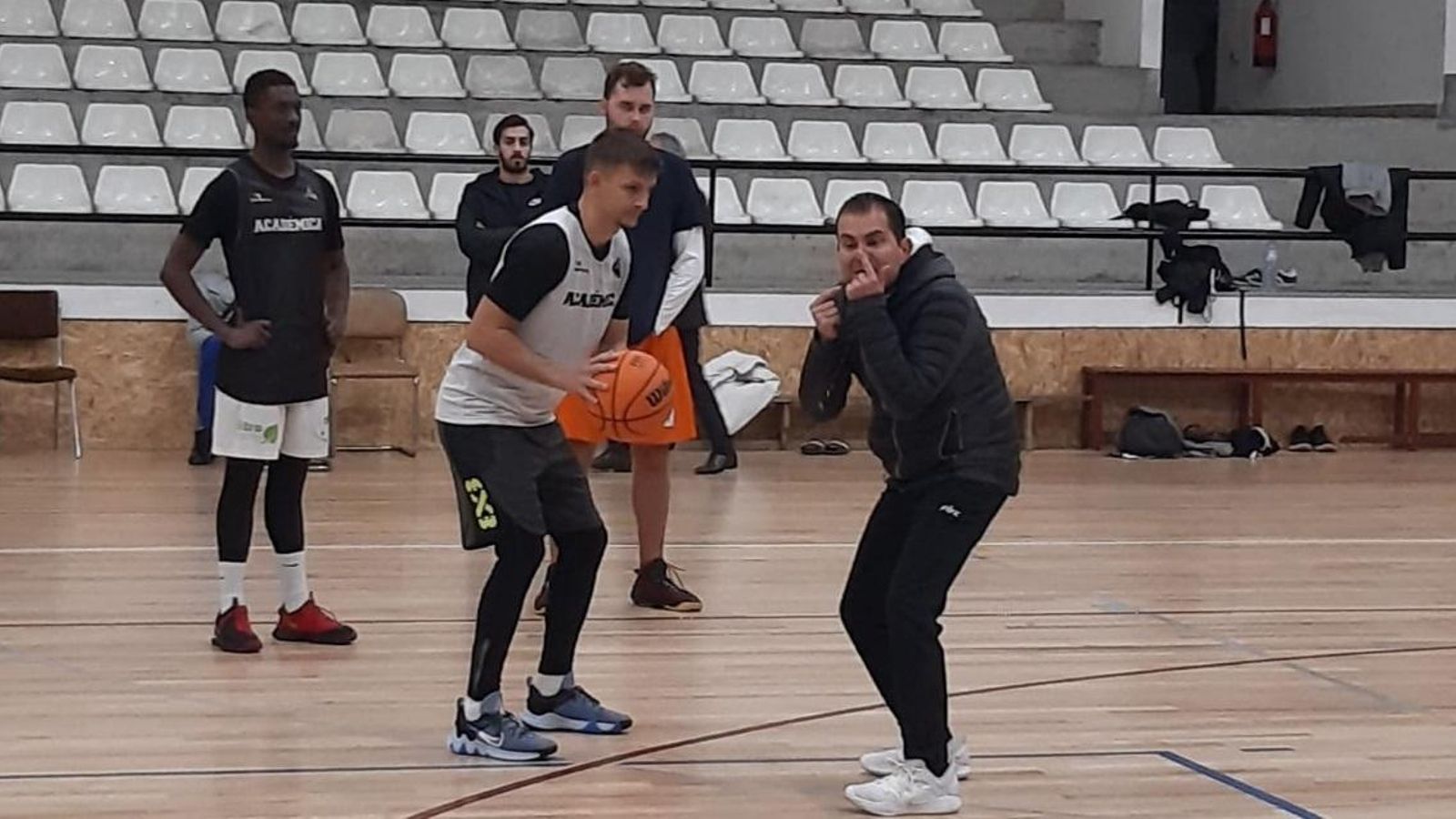 Rafa Sanz hace indicaciones a sus jugadores durante un entrenamiento.