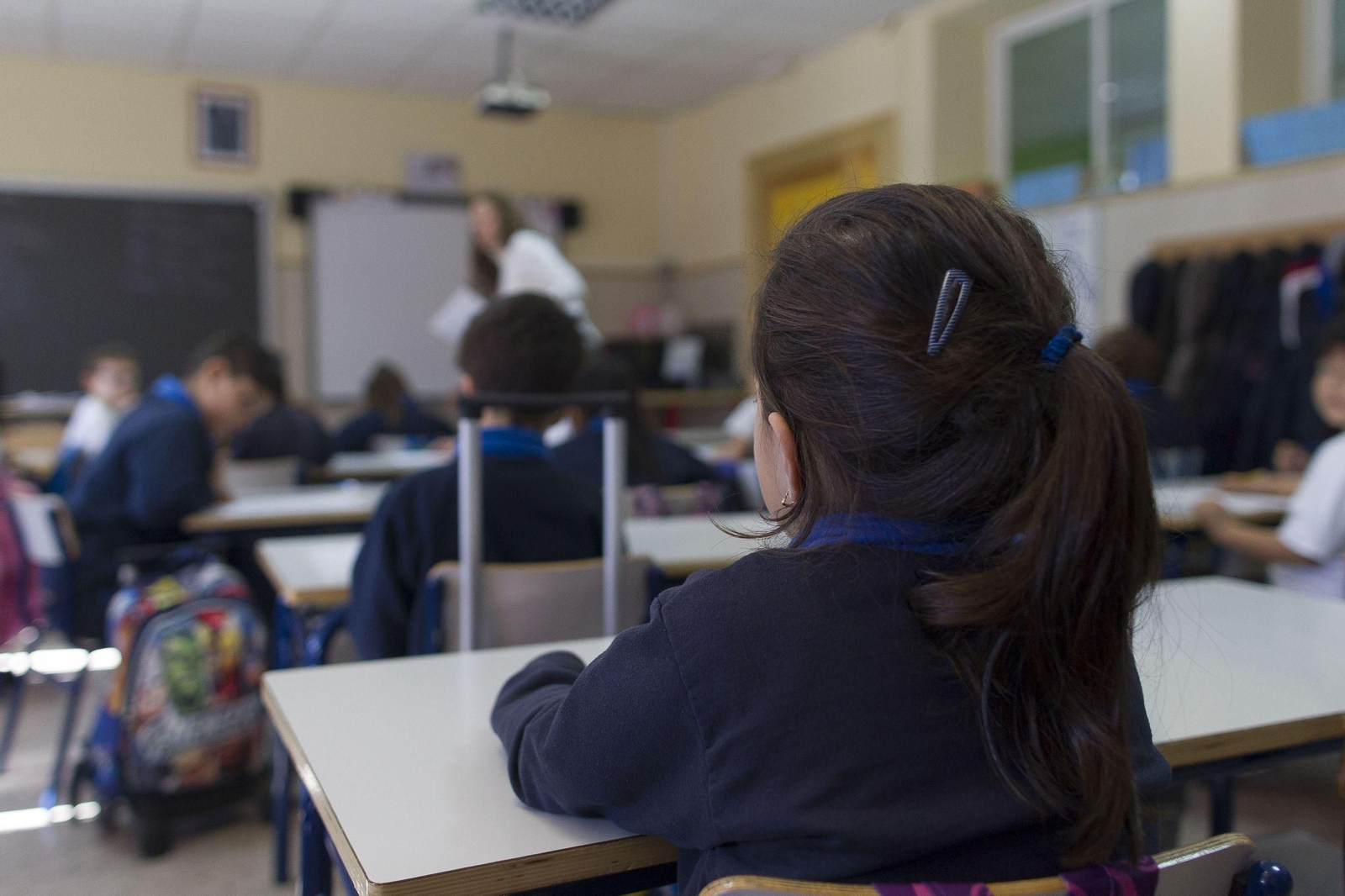 Una profesora imparte clases en un aula. Una profesora imparte clases en un aula.