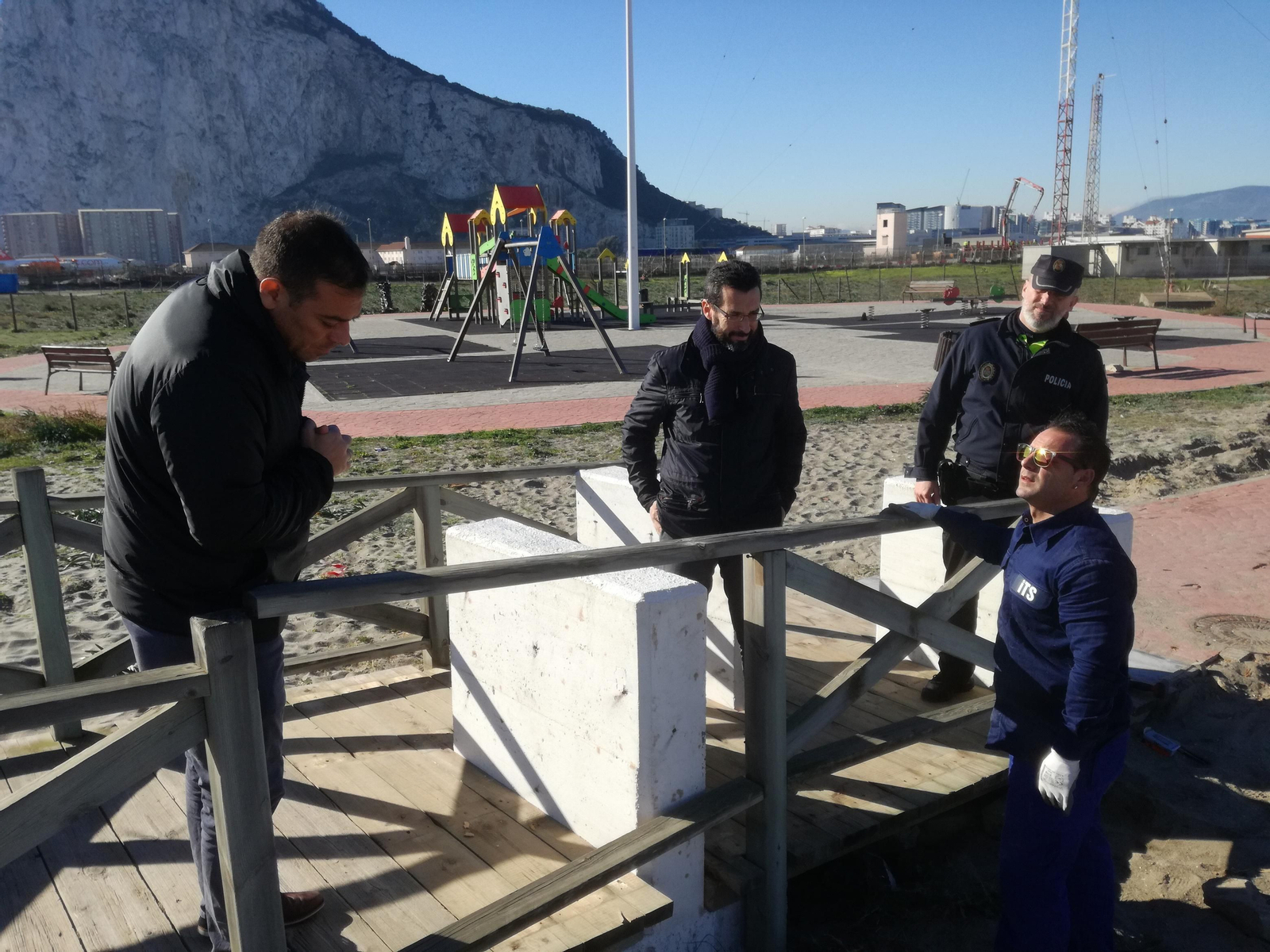 Juan Macías y Juan Franco supervisan la instalación de las barreras en la pasarela de Levante.