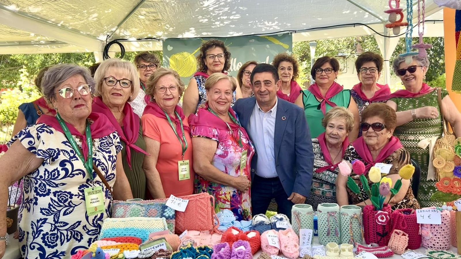 El presidente de la Diputación, Paco Reyes, con integrantes de una asociación de mujeres.