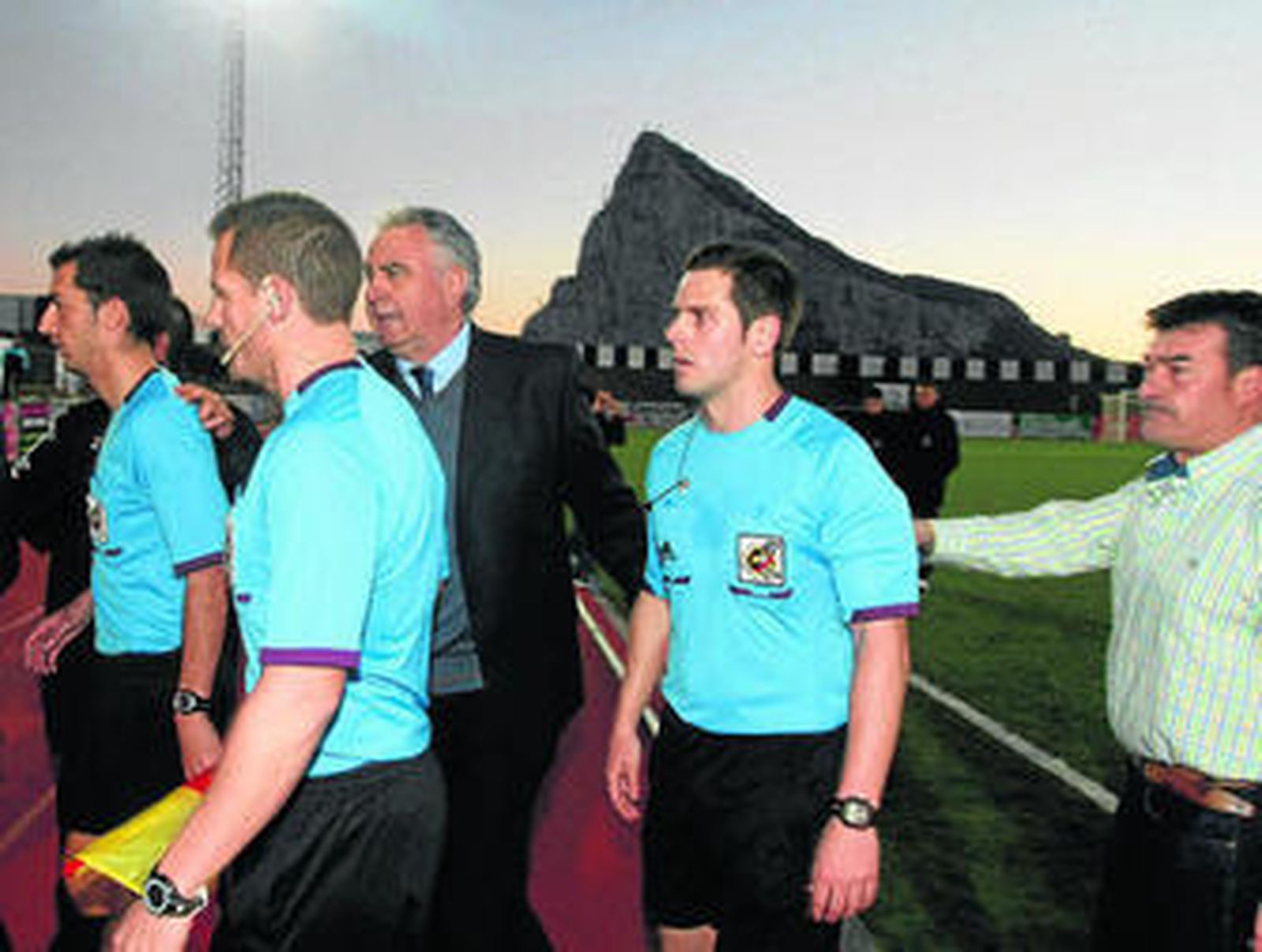 Antonio Artacho (a la derecha, justo delante de Escobar) abandona el césped protegido por Alfredo Gallardo.