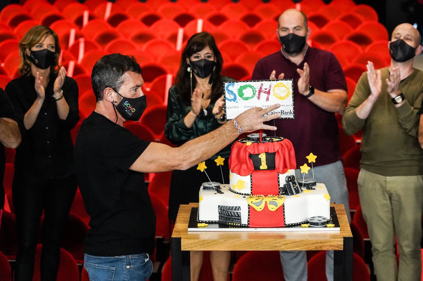 Antonio Banderas sopla la vela del primer cumpleaños del Teatro del Soho, en el escenario.