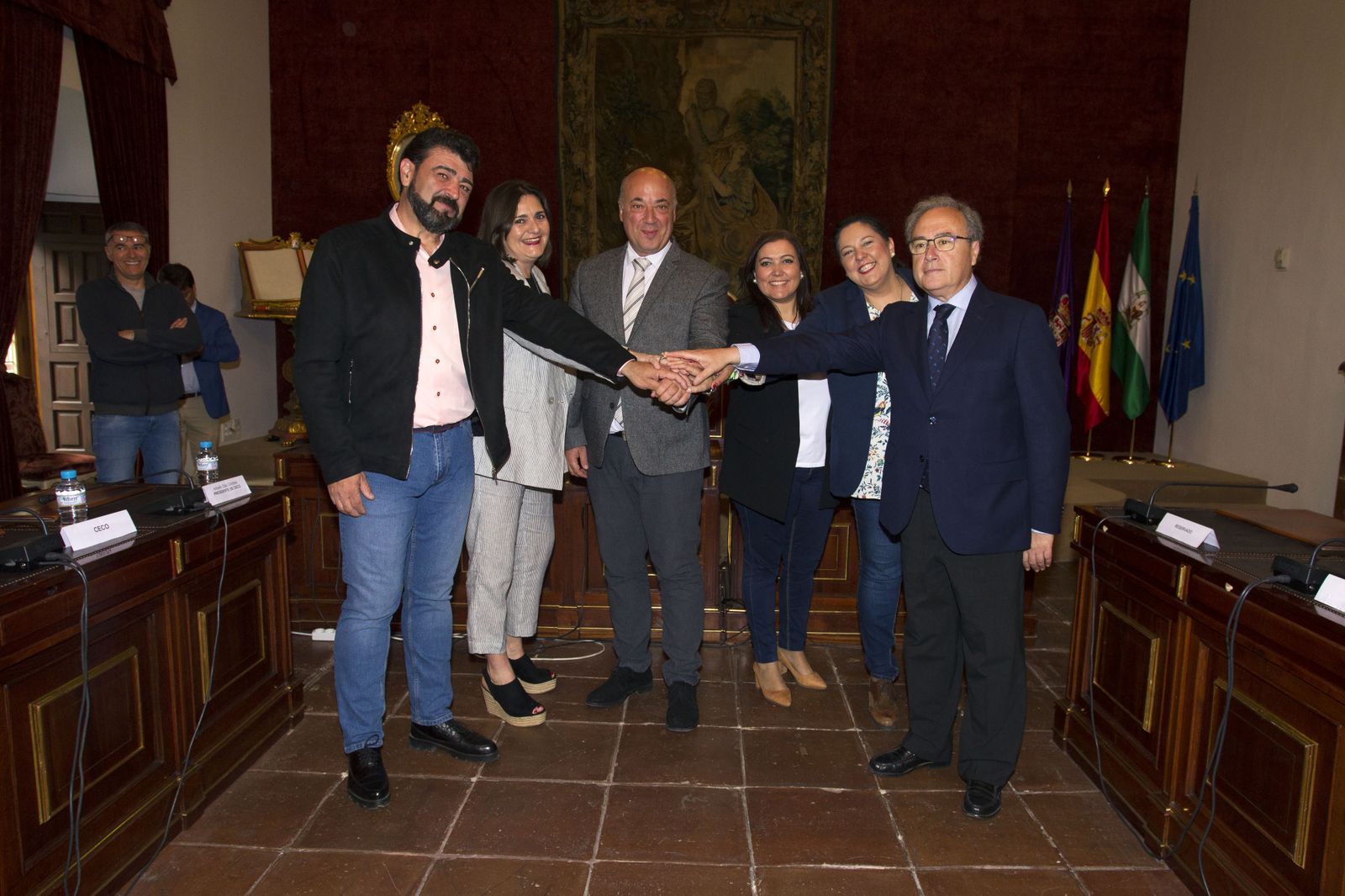 Responsables institucionales, sindicales y de CECO, unen sus manos tras la firma del acuerdo.