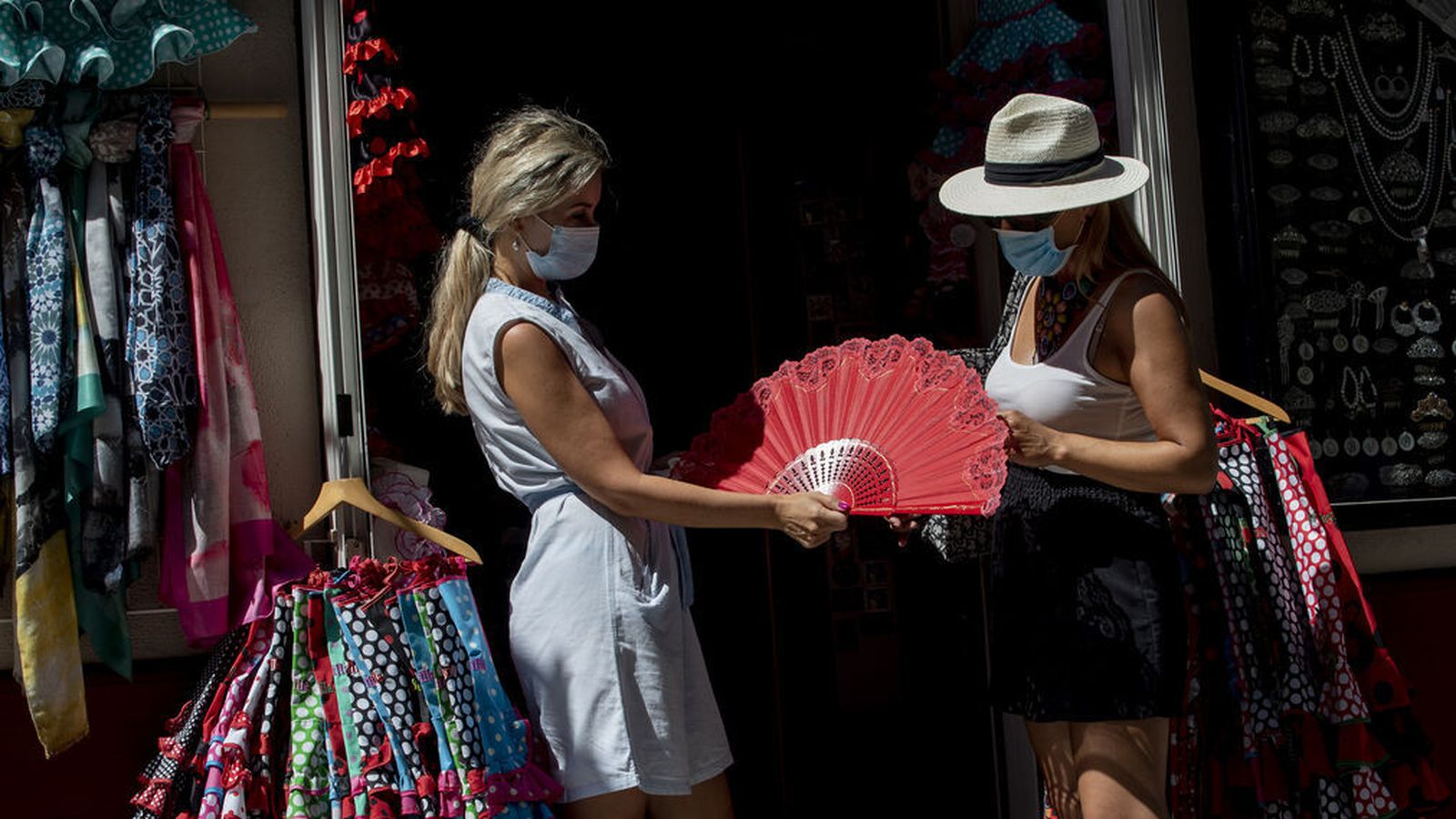 Turistas con un abanico en una tienda de souvenir del centro este septiembre.