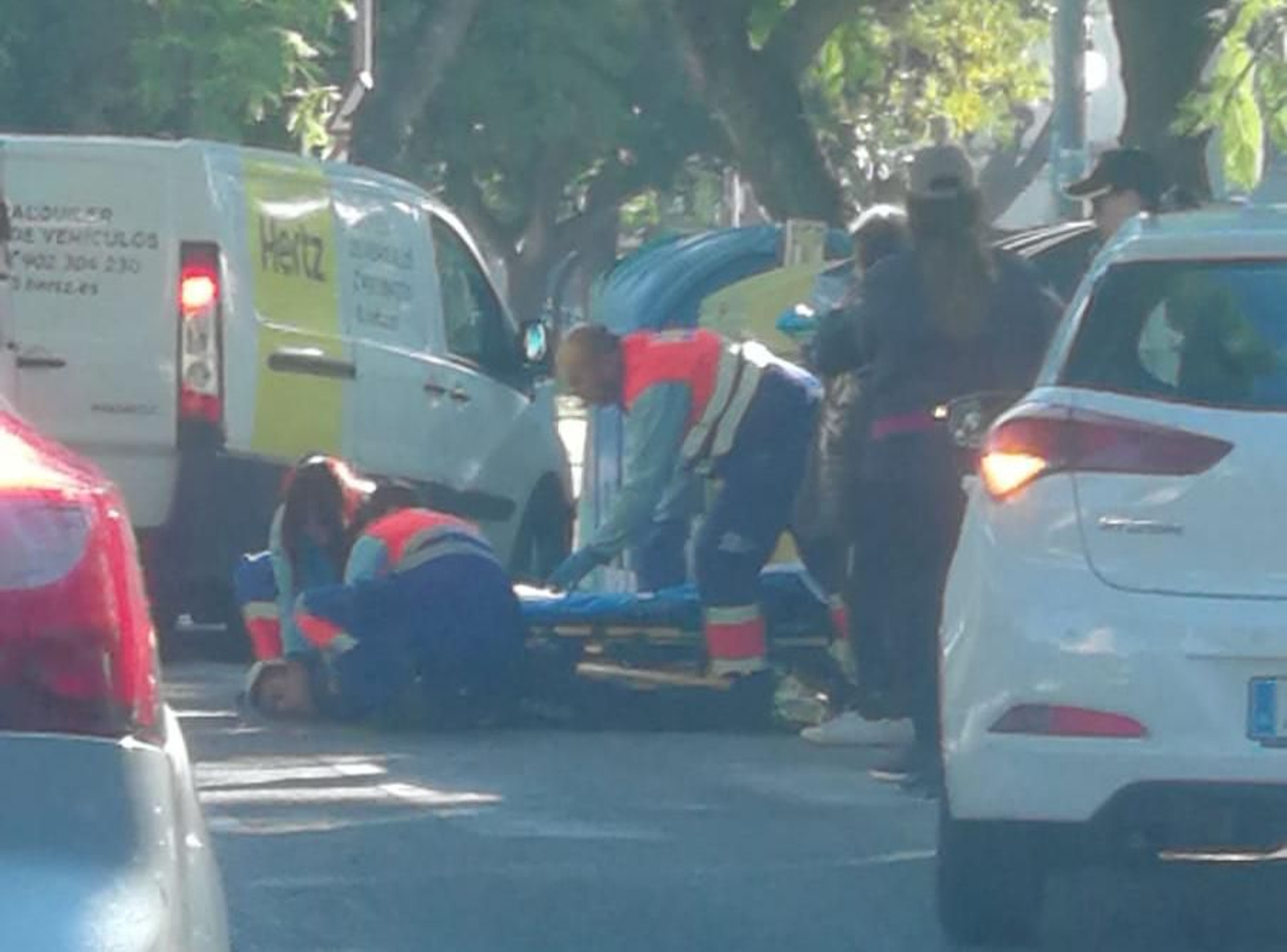 El presunto atropellado, en mitad de la calzada.
