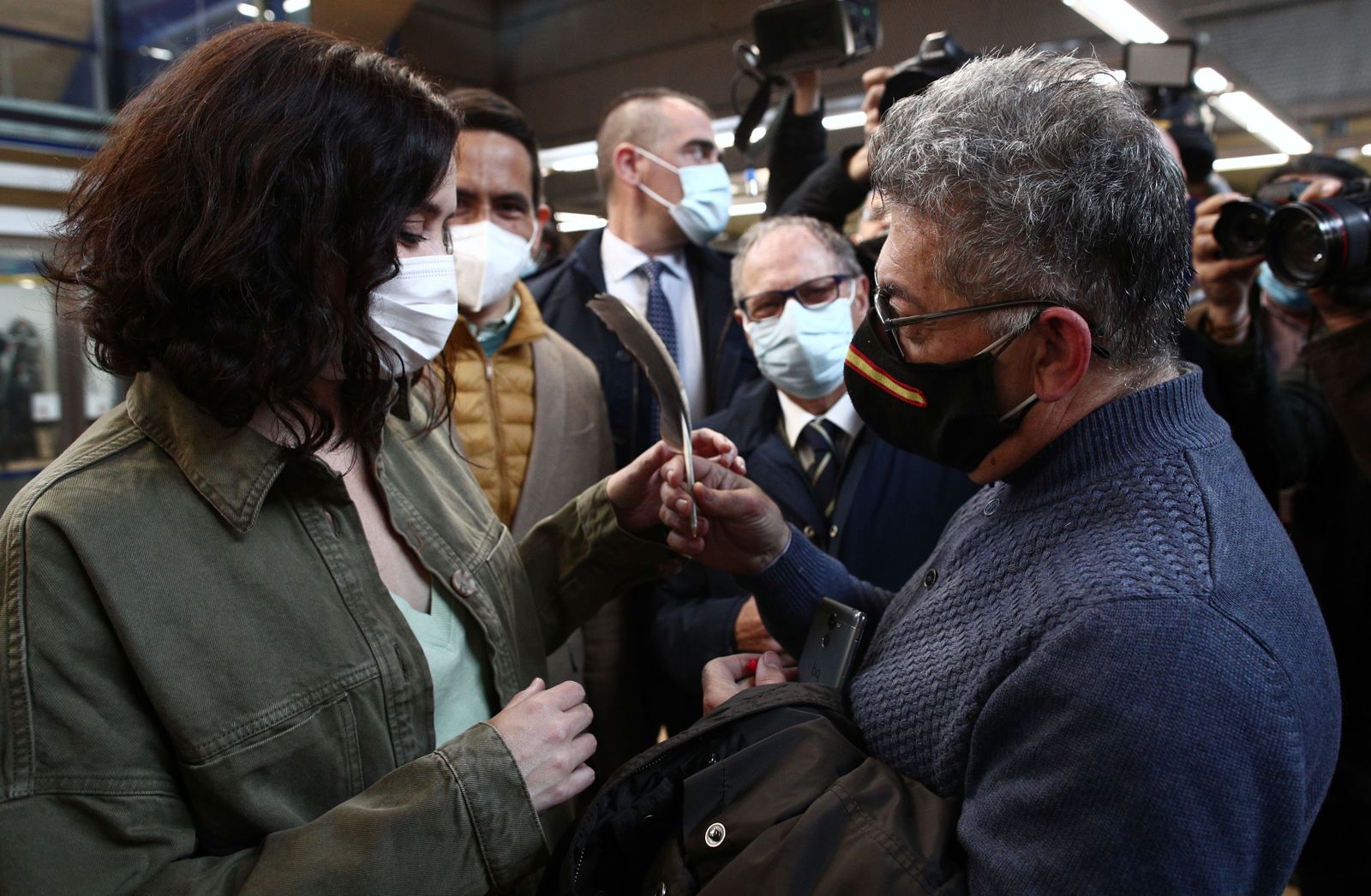 La presidenta de Madrid, Isabel Díaz Ayuso, conversa con un vecino.