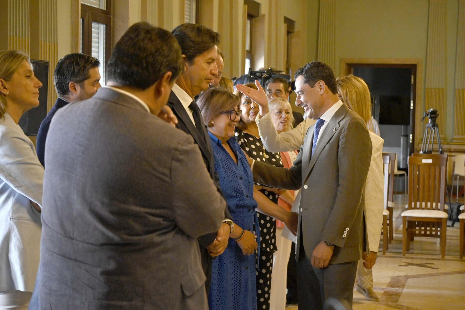 Visita de Juanma Moreno al Ayuntamiento de Huelva, en Imágenes