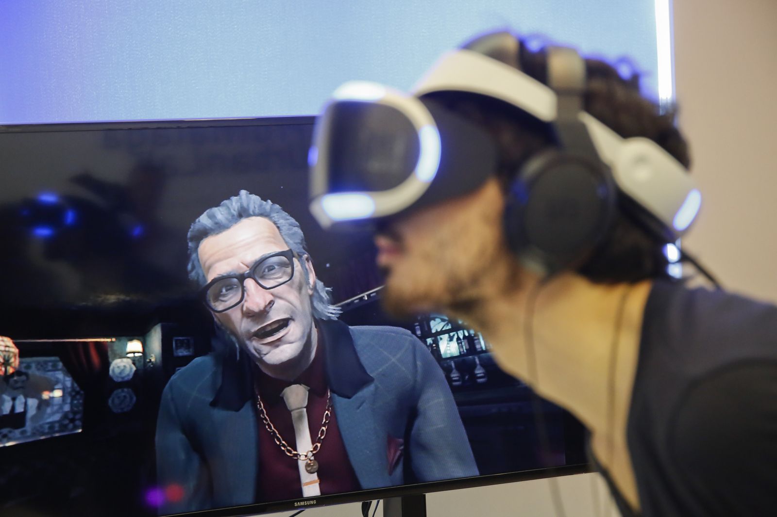 Un joven con gafas de realidad virtual.