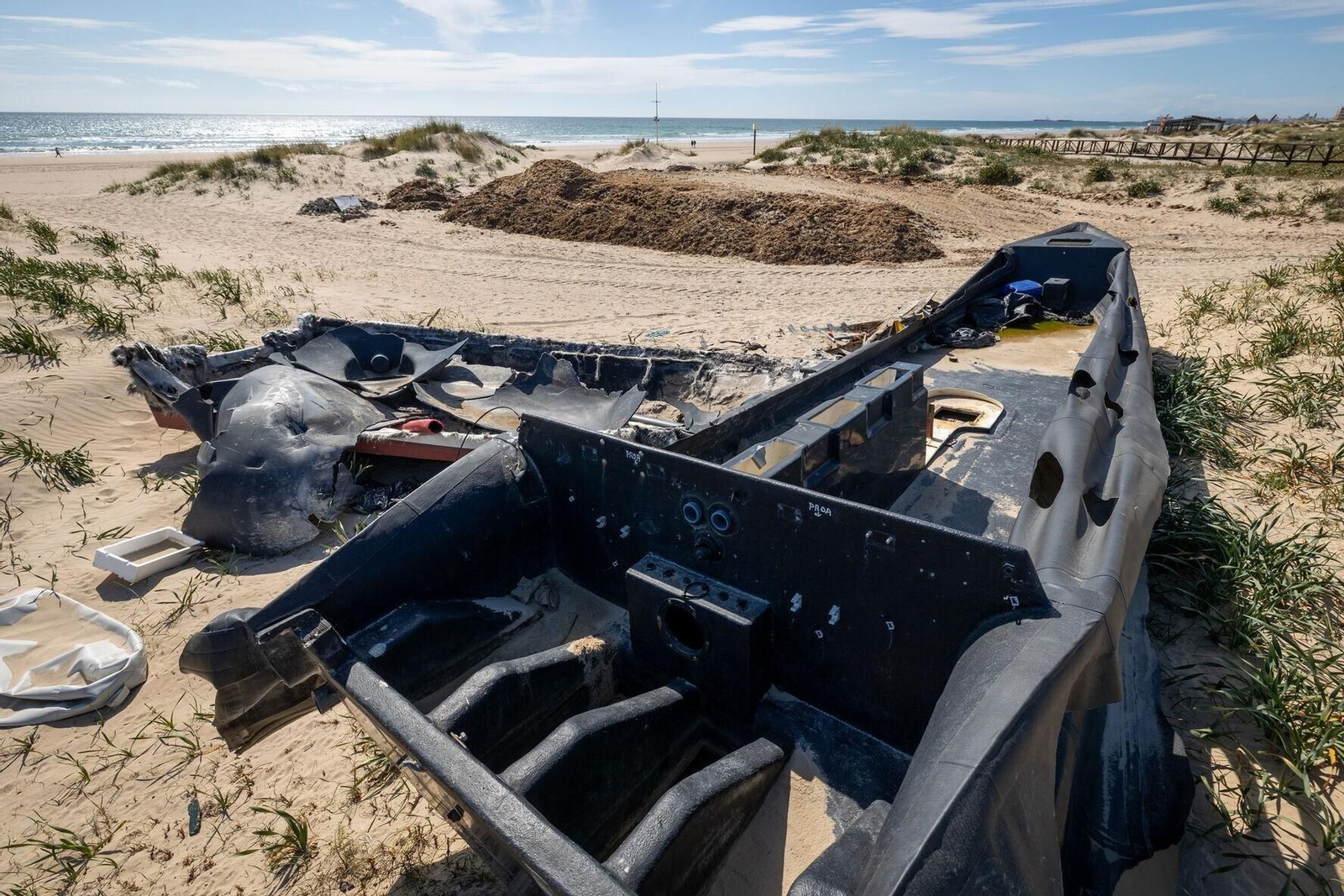 La narcolancha abandonada entre las dunas de Cortadura lleva meses allí sin que nadie se preocupe por retirarla. Junto a ella hay otra barca en mal estado. La narcolancha abandonada entre las dunas de Cortadura lleva meses allí sin que nadie se preocupe por retirarla. Junto a ella hay otra barca en mal estado.