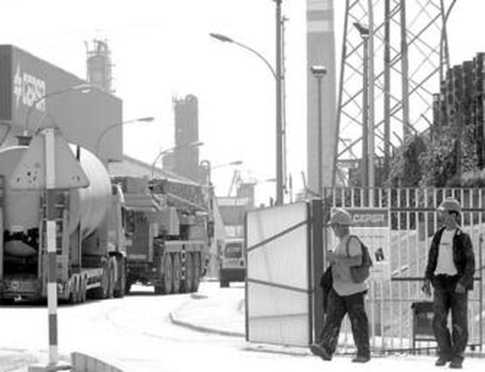 Dos trabajadores salen de la refinería de Cepsa en San Roque tras la jornada laboral de ayer.
