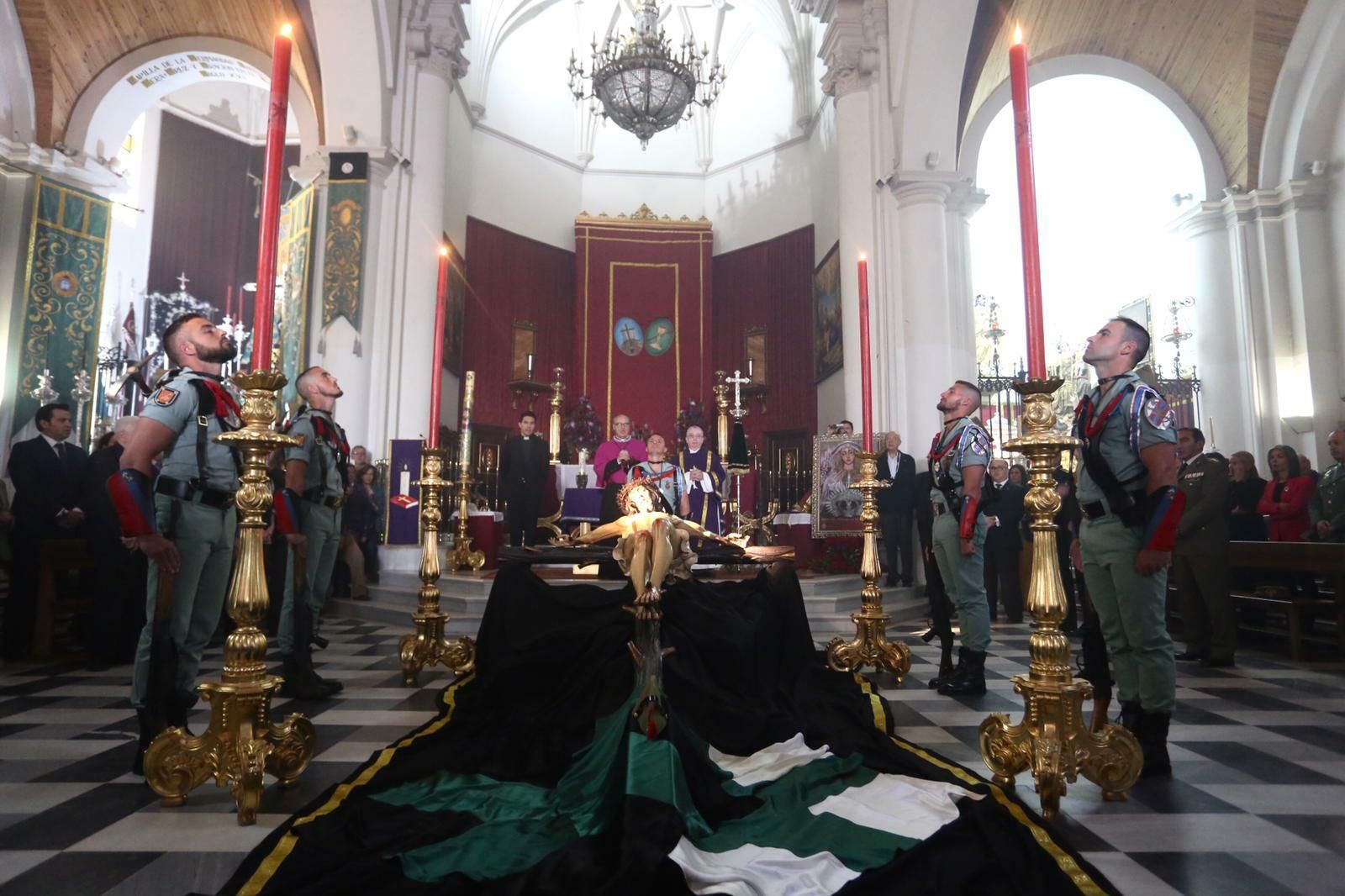 La Legión realiza la guardia al Cristo de la Vera Cruz.