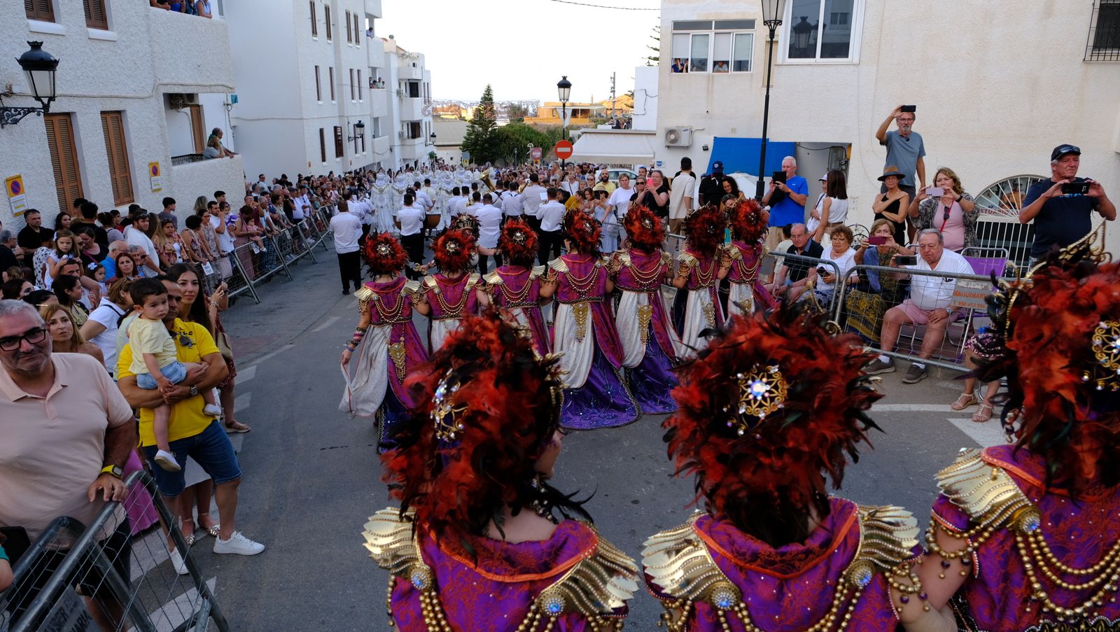 El espectacular desfile de Moros y Cristianos de Mojácar, en imágenes