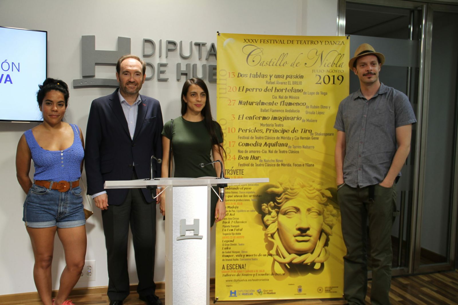 José Fernández junto a los protagonistas de la obra ‘El perro del Hortelano’ en la presentación de la obra.