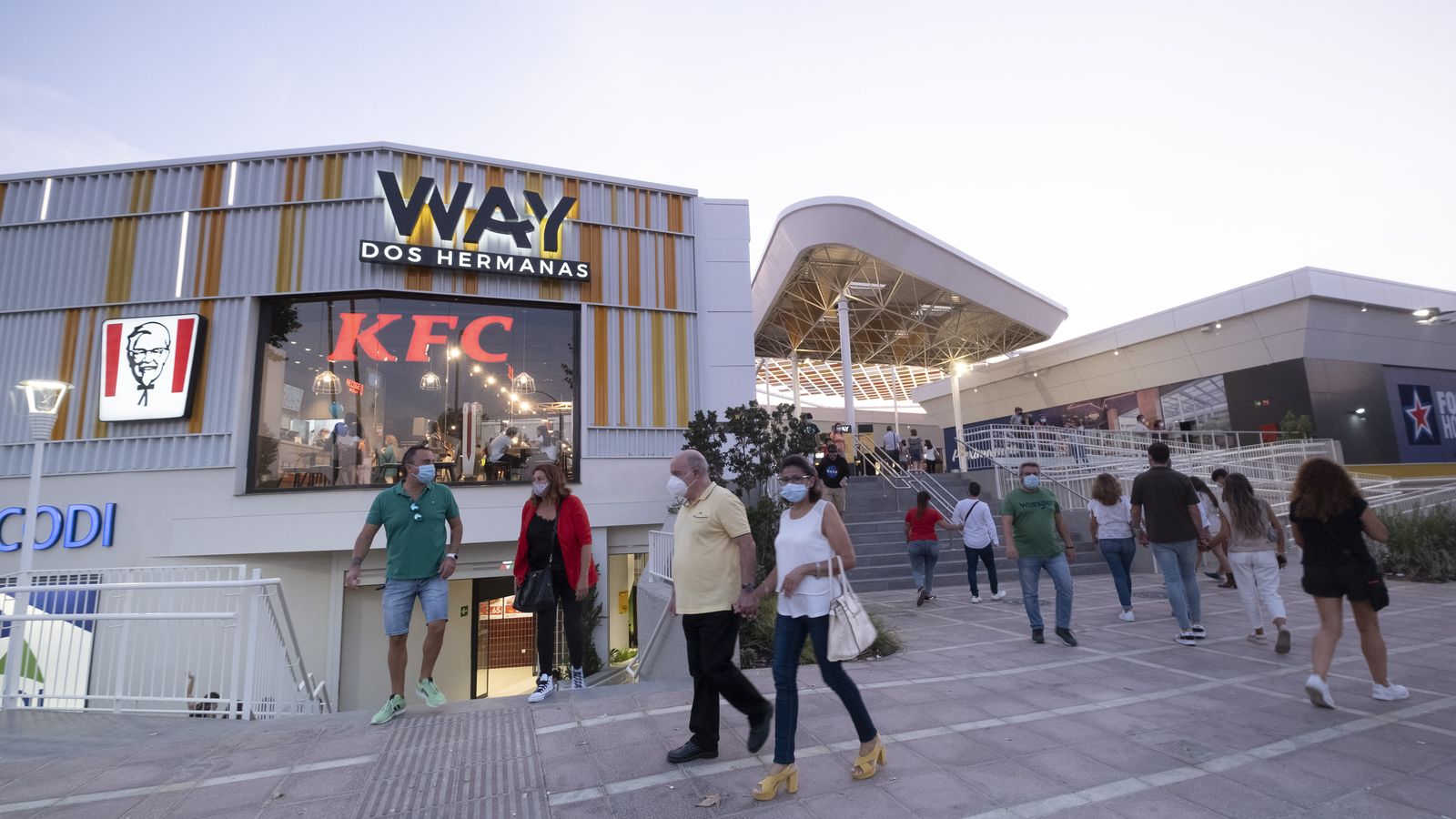 Clientes pasean por el Centro Way de Dos Hermanas.