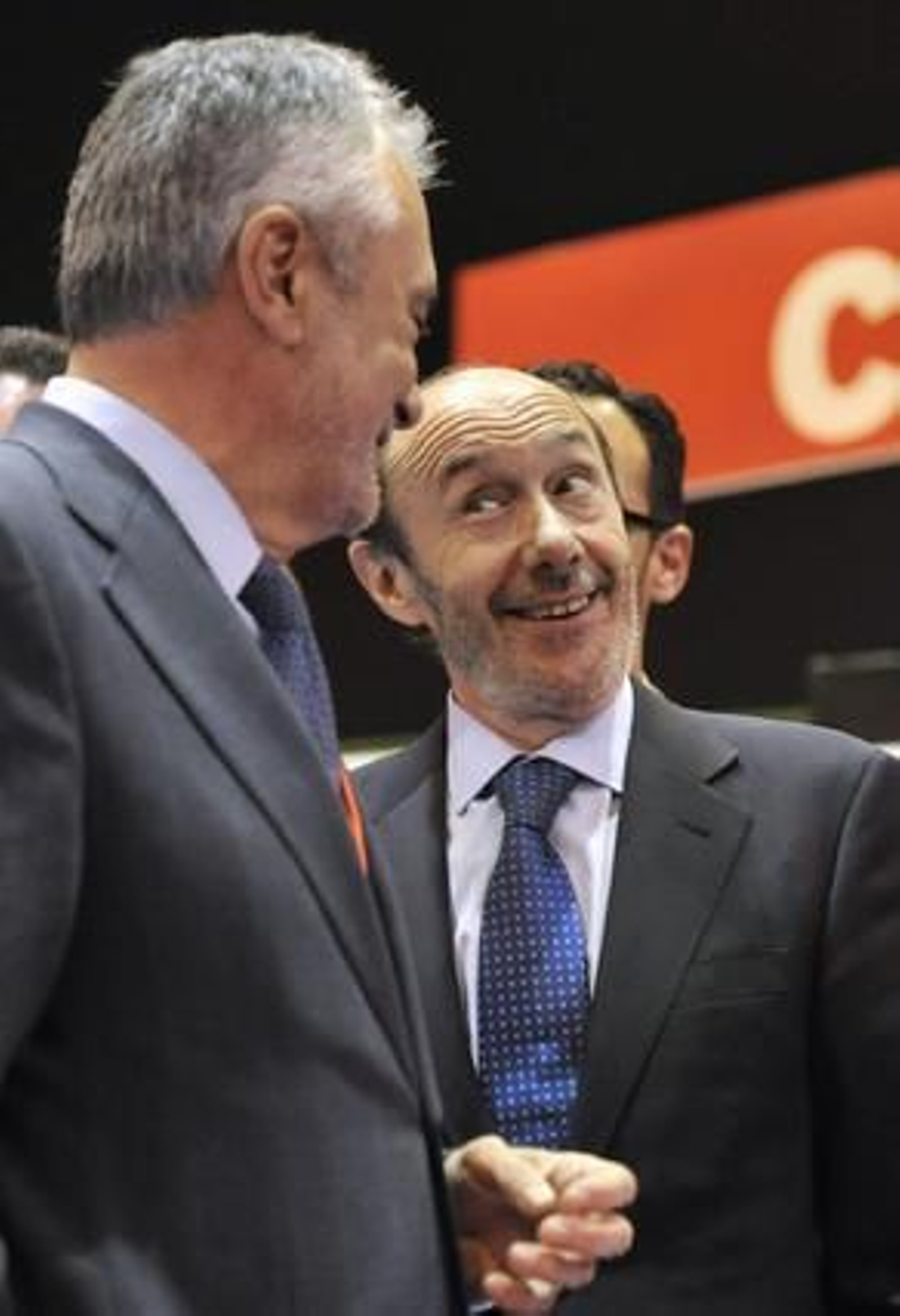 Rubalcaba departe con Griñán. / Juan Carlos Vázquez