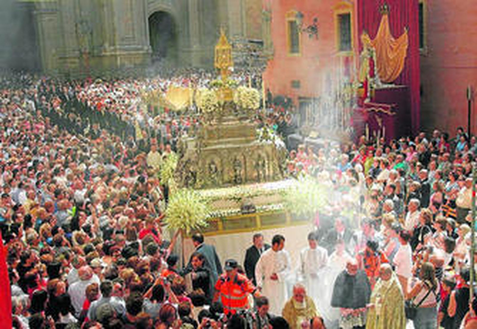 La salida de la Custodia congrega a cientos de personas en la Plaza de las Pasiegas.