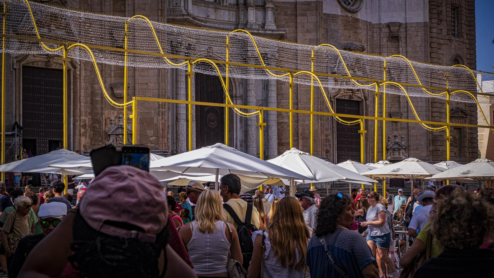 Montaje de la instalación del Canal Fenicio Bahía - Caleta con espectáculo de luz y sonido en la Plaza de la catedral.