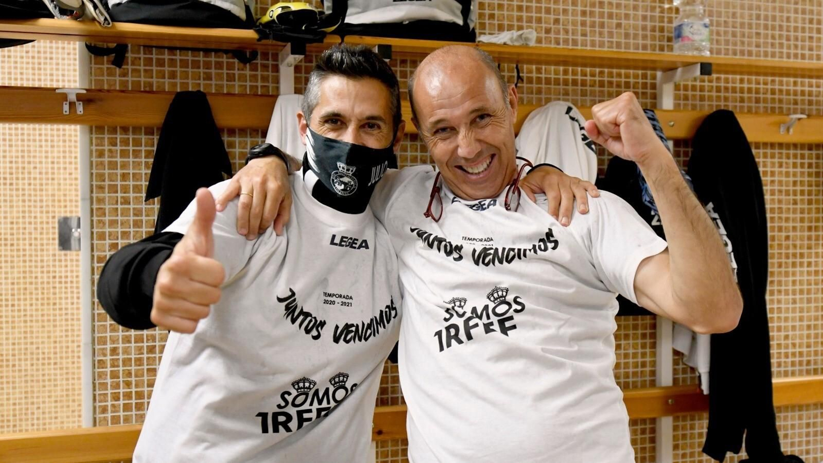 Calderón celebra el ascenso a Primera RFEF junto al fisio del equipo, Julio Salvador Rivera.