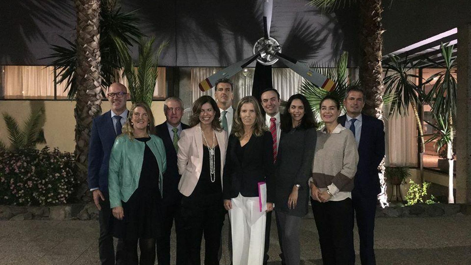 La candidatura ‘RCL 5.0’ ante la fachada del edificio principal de la sede deportiva en Los Remedios.