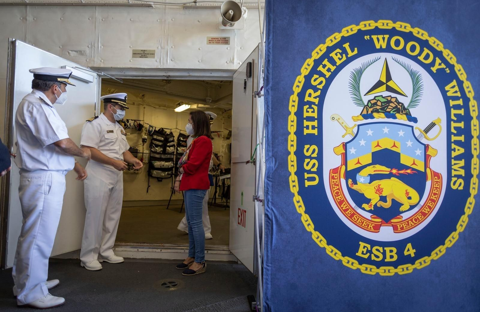 Visita de la Ministra de Defensa a Rota: el USS ‘Hershel Woody Williams’ y en Centro de Supervivencia de la Armada