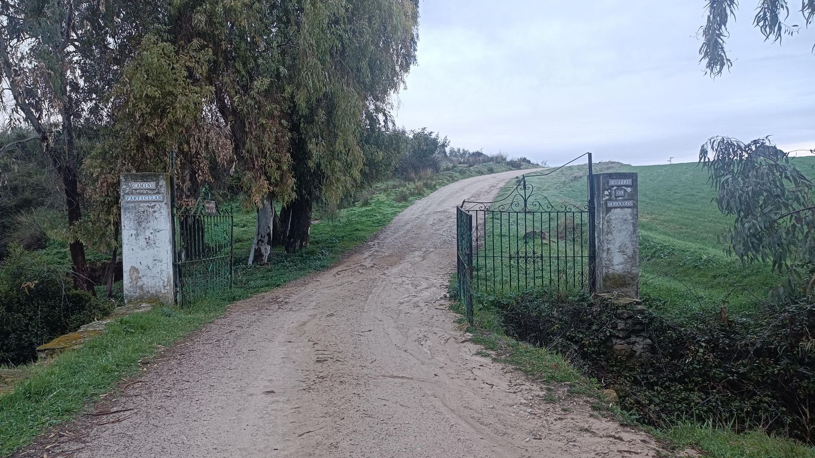 Puerta de entrada al Cortijo del Tejarejo.