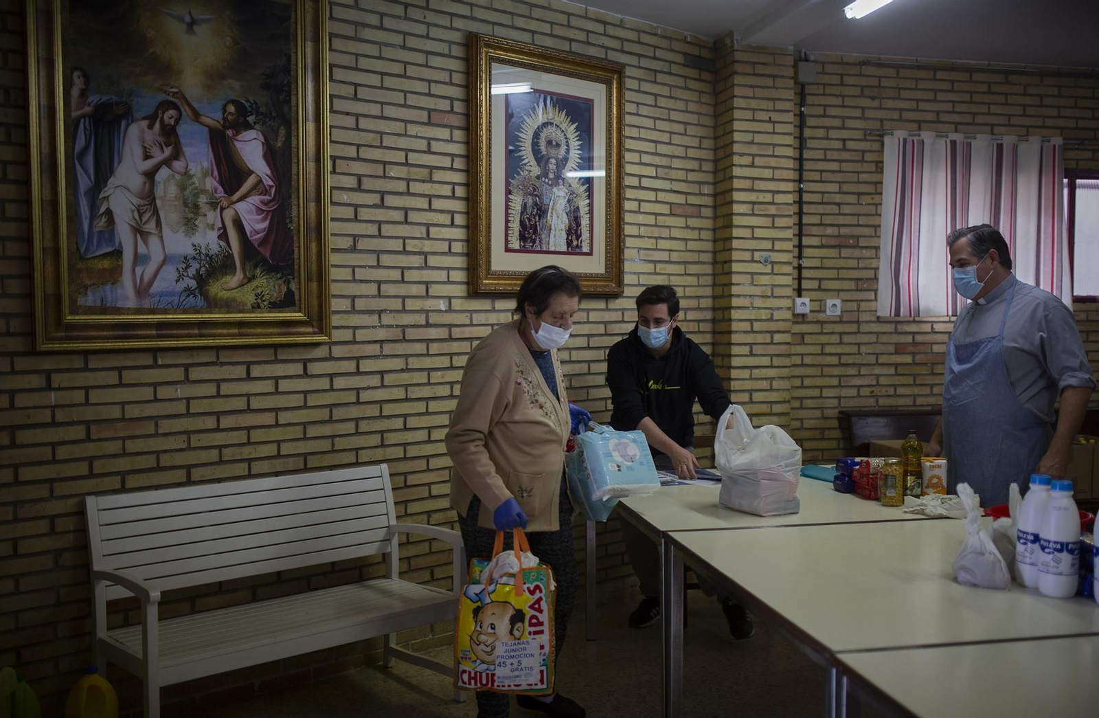 Jaime Conde, párroco de Nuestra Señora de la Oliva, en el reparto de alimentos.