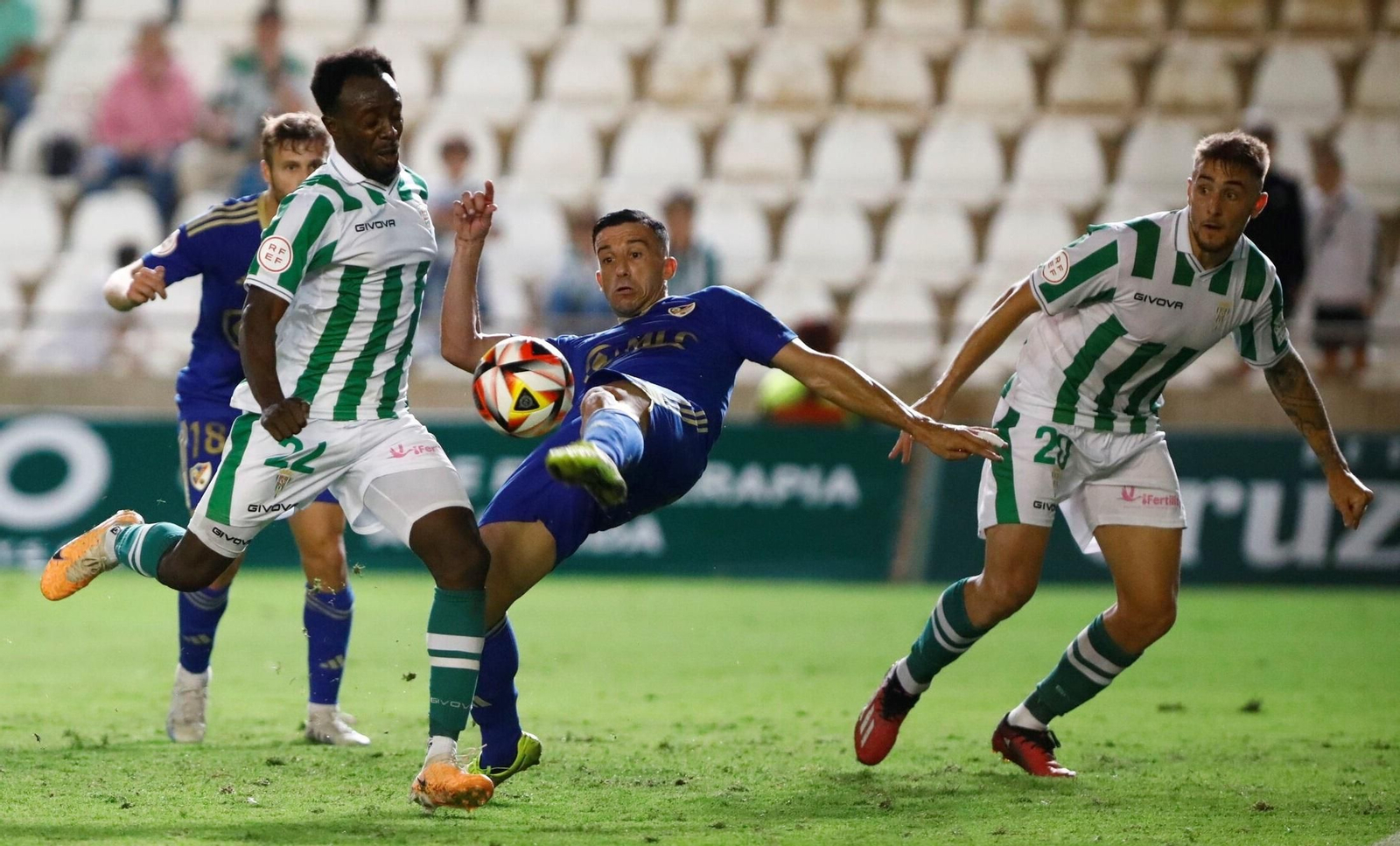 Diarra intenta esquivar la entrada de un rival. Diarra intenta esquivar la entrada de un rival.
