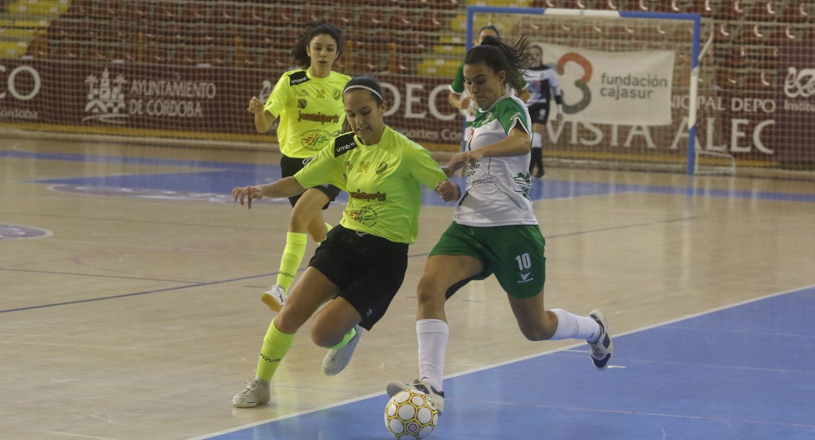 Celi Calderón intenta sacar un disparo ante la presión de una jugadora del Atlético Torcal.