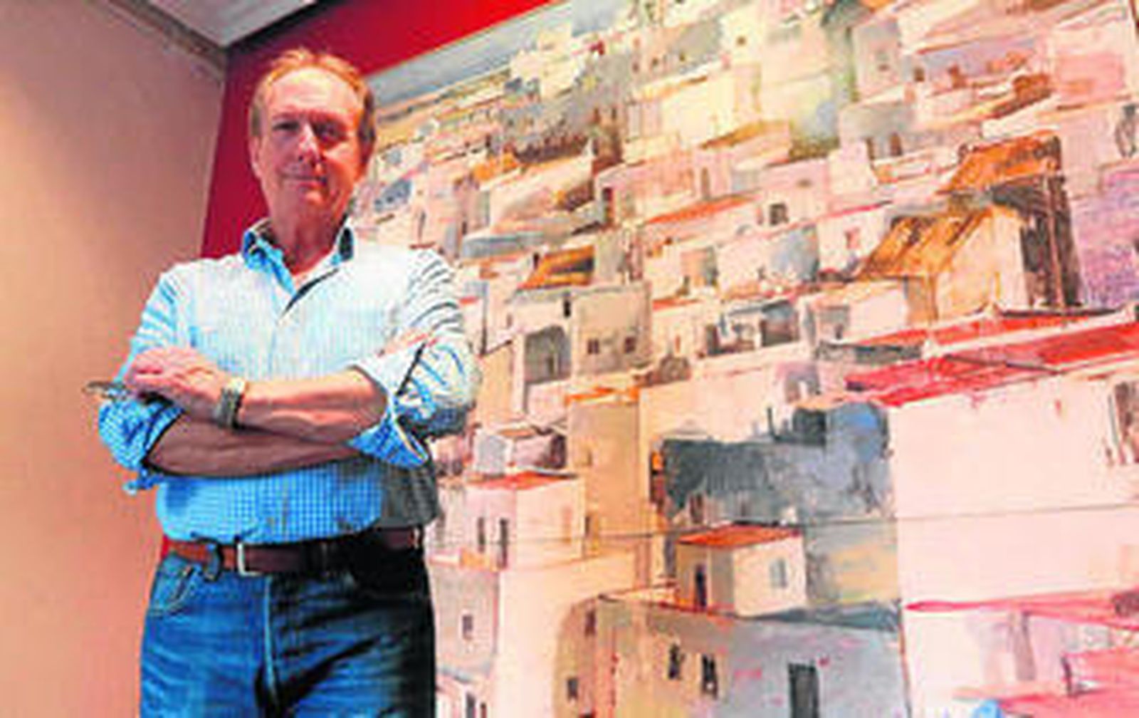 Desiderio delgado, ante una de las obras que expone en la galería.