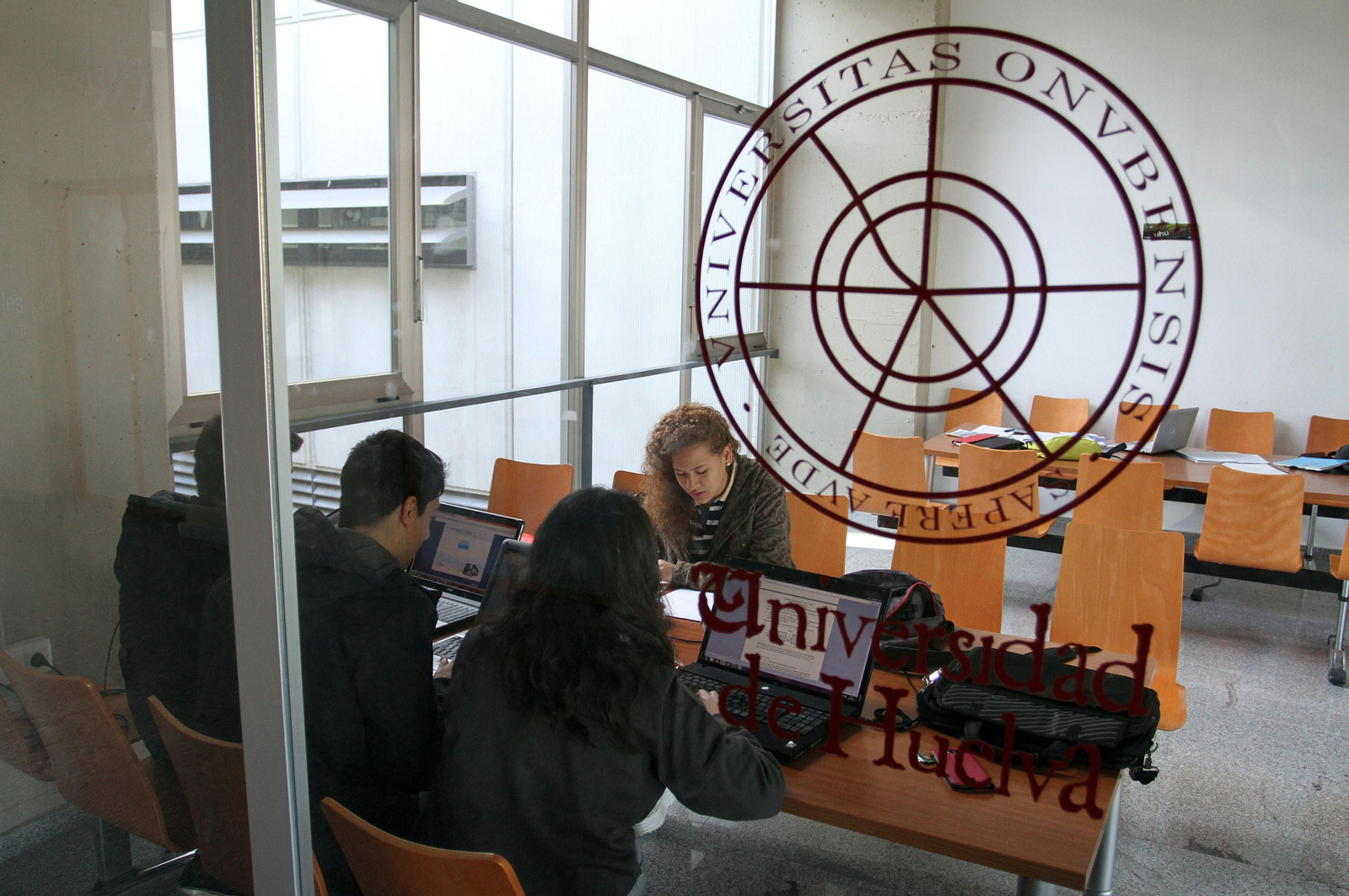 Alumnos en la Facultad de Ciencias Experimentales de la UHU