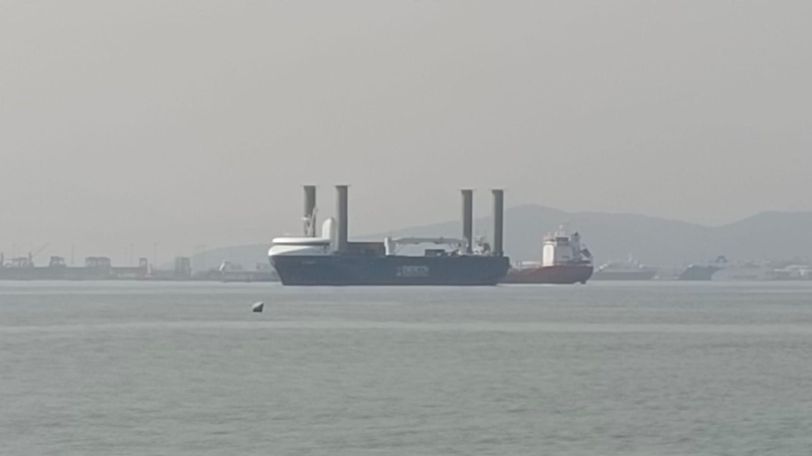 El buque 'E-Ship 1' en la Bahía de Algeciras.