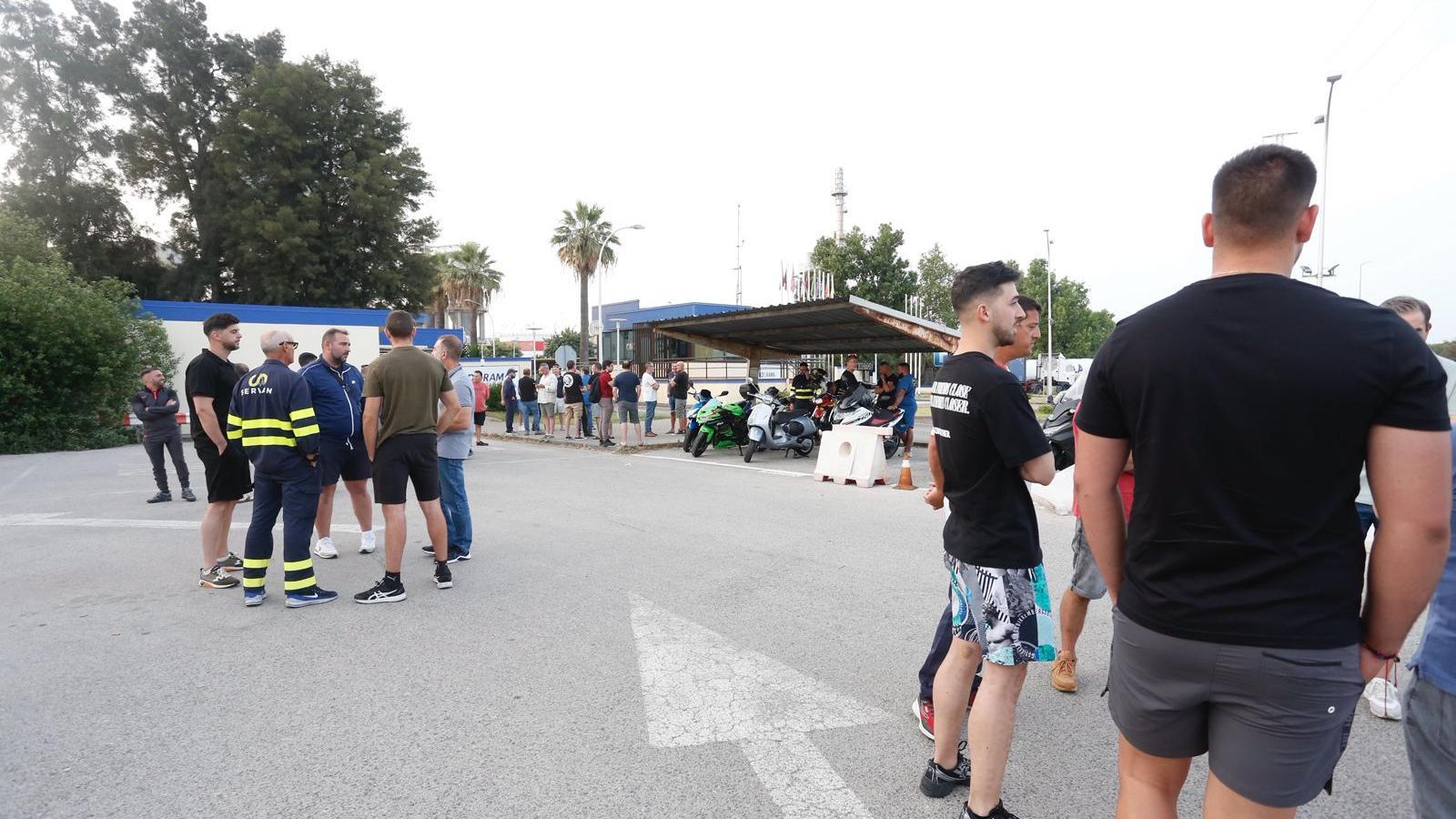 Trabajadores concentrados a las puertas de Indorama, en Guadarranque Trabajadores concentrados a las puertas de Indorama, en Guadarranque