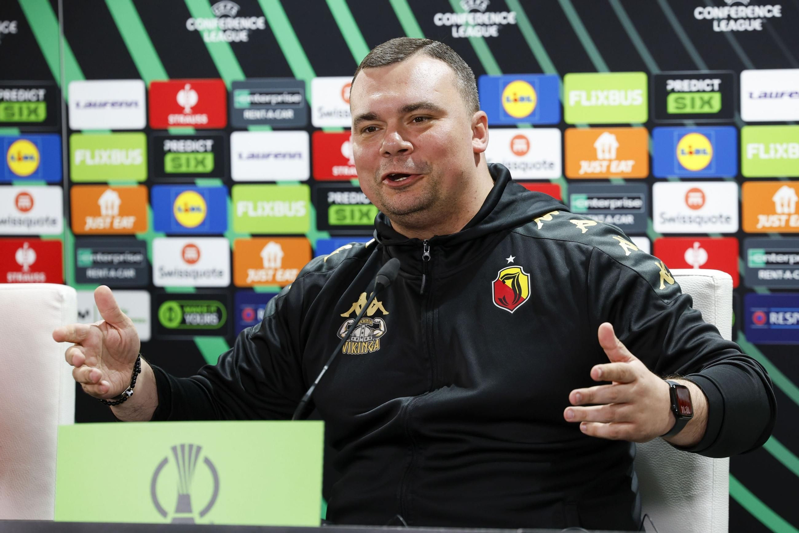 El entrenador del Jagiellonia, Adrian Siemieniec, en la sala de prensa del Benito Villamarín.