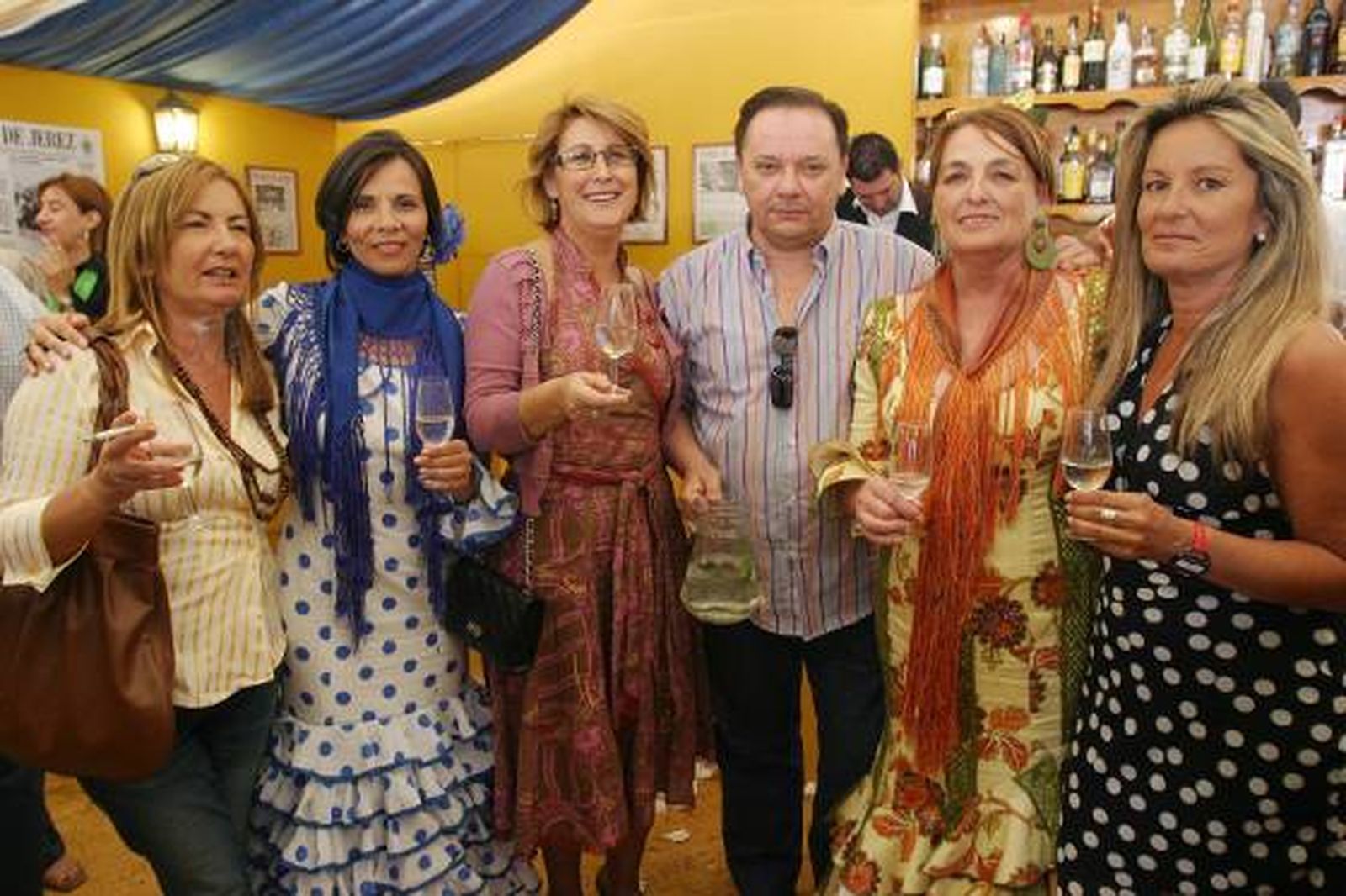 Lola Cañeros, parlamentaria andaluza por Cádiz, con Pilar González, concejala de Tráfico y Vivienda del Ayuntamiento de Sánlucar y algunos amigos.

Foto: Vanesa Lobo