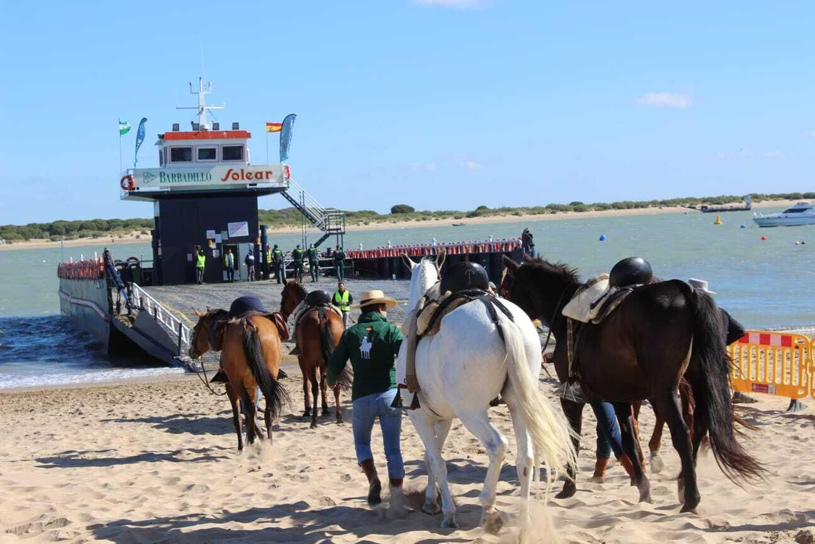 Rocío 2024: Imágenes del primer día de embarque de romeros de Cádiz en Bajo de Guía en Sanlúcar