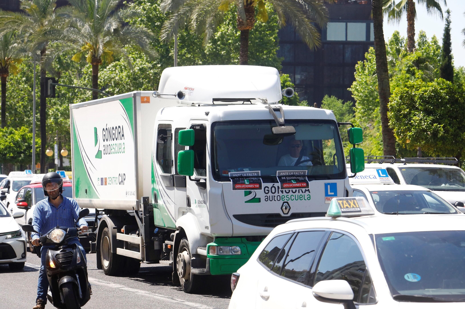 La protesta de las autoescuelas de Córdoba, en imágenes