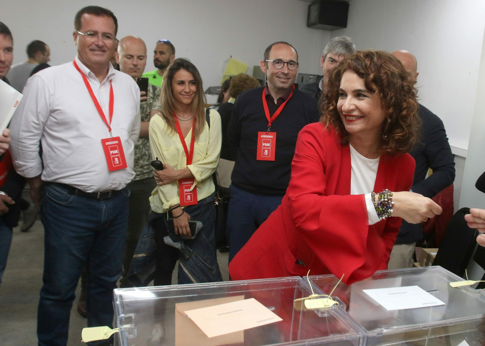 María Jesús Montero ejerce su derecho al voto en Sevilla
