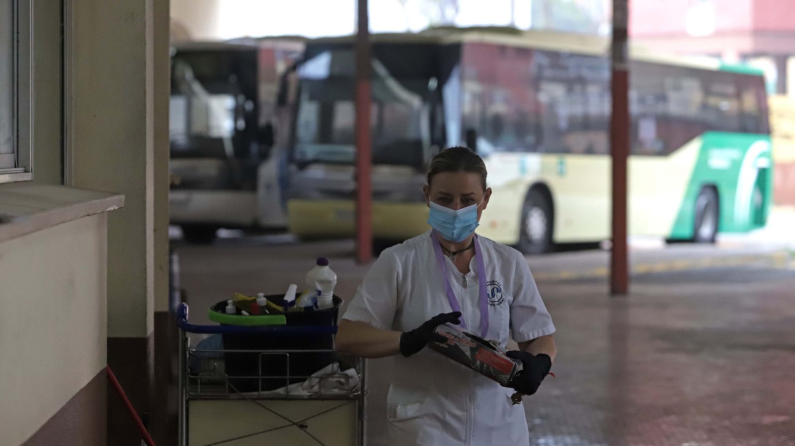 Reparto de mascarillas en las estaciones de autobús del Campo de Gibraltar